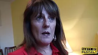 Ce femmes mures perfect girls mâle excité, insouciant et très passionné, a baisé une belle chèvre dans le gros cul, qui s'est concentrée sur une copulation juteuse. Baba était très heureuse qu'une bosse aussi incendiaire et puissante que celle de ce gars la frappe sans hâte. Au fil du temps, le sphincter s'est complètement détendu et est devenu très flexible, ce qui a permis au bretzel de le percer complètement sans entrave jusqu'aux testicules vers l'intérieur. Milaha ne languissait plus ou ne s'embarrassait plus, elle se jetait simplement dans le cul et couinait pour un high non conventionnel.
