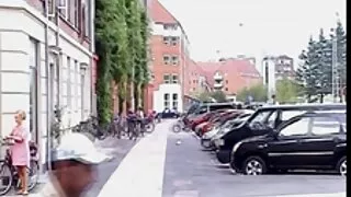Un farceur fatigué mais aussi très excité baise passionnément une fille asiatique dans la femme mature bi chatte. Une grosse bite sans résistance finit au fond de son trou.