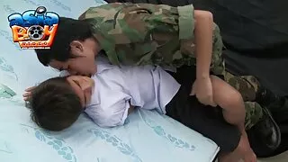 Une jeune et très jolie femme japonaise a sucé un poivron pointu au mec et a reçu le maximum de passion imparable d'une activité intime aussi incroyable, car elle mangeait du sperme et gagnait de l'argent et savait que la fille revenait entre femmes matures de l'université lorsque ce hahal s'est approché d'elle. Cela lui semblait si bon que l'offre de faire une copulation orale sur une base financière ne lui causait pas de négativité. Une fois dans un endroit isolé, la beauté s'est agenouillée et s'est accrochée à sa bouche pour une érection très épaisse.