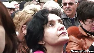 Dans cette collection, une salope assez expérimentée et folle avec une bite dans la bouche effectue avec diligence des fellations profondes. Les filles aimaient gagner de l'argent sur le sexe et entraînaient bien leur bouche. Sans vergogne, ils ont attrapé les bâtards solides et les ont aspirés en entier et sous différents angles. De plus, les poussins caressaient sans honte les testicules poilus des hommes et en extrayaient progressivement des jets de délicieux spermatozoïdes. Ses dames expérimentées avalaient joyeusement et léchaient en même temps la langue de leurs lèvres bâclées. femmes mures françaises