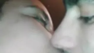 Une magnifique prostituée blonde avec de faux seins élastiques et des tatouages a fait le tour de la ville avec son petit ami insatiable et a accepté de sucer la voiture. Mais ce goujon chaud n'était pas suffisant et a emmené la femelle chez elle, où elle a volontiers pénétré un pénis en érection dans sa fente bien entretenue, qui était déjà mouillée d'excitation. femmes mures nu La beauté aux papilles solides et séduisantes criait de temps en temps de plaisir. La FIFA a obtenu une décharge sexuelle vertigineuse dans la position genou-coude.
