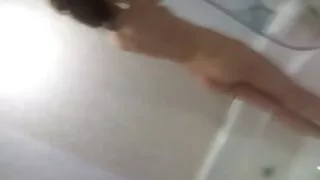 La chèvre aux cheveux blancs femme mure mini jupe commence d'abord, puis baise avec un voisin énergique, essayant d'écarter les jambes le plus fort possible pour qu'il pénètre dans les testicules.