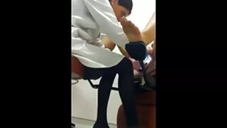 Cutie ne veut pas voler à un moment inopportun, et veut plaire au gars, d'autant plus que la chienne désire son corps athlétique, alors elle n'a donné que dans le cul. Le mec a rasé sa bite, frottant plus tard sur la vulve d'une jeune femme appétissante, et l'a déchirée dans le cul, lubrifiant sa bite avec de vieille mature nue l'huile. Un tatouage sur le bas du dos donne une touche spéciale au processus sexuel. La femelle gémit et coule du sexe anal, et les fesses élastiques transpirent d'une baise hard. Les rapports sexuels se terminent par une éjaculation abondante dans l'intestin grêle, à partir de laquelle le sperme coule.