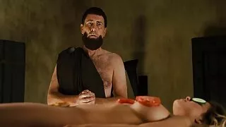 Un homme aux cheveux noirs aimait beaucoup le sexe en bas déchirés, qu'une jolie fille élancée avait bu. Cette fois, davalka a décidé de faire plaisir au mec non seulement avec ses trous, mais aussi avec ses jambes fines. Il maîtrisait le fétichisme des pieds et serrait le pénis du mec avec ses jambes et essayait de l'amener à une érection serrée. Bientôt, la fille matures nues a quand même décidé d'utiliser son trou vaginal et, dans la position du cavalier, l'a brusquement planté sur le pénis décemment excité d'un partenaire passionné et imparable.