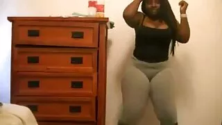 Une jolie ébène insère une bite dans la chatte d'une belle coquine aux cheveux roses, qui écarte doucement les jambes devant lui. La douce chienne n'était pas opposée à coucher avec lui dès la première minute de la rencontre, mais elle n'était pas trop affirmée pour ne pas remarquer de pute en elle. Au bout d'un moment, la passion entre eux a commencé à s'enflammer tellement que la bite engraissée a glissé sans entrave dans le trou vaginal juteux de son amie. À l'intérieur de la chatte, une grosse bite touchait de nombreux points érogènes femme mature se fait baiser les plus sensibles.