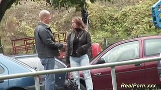 Un jeune garçon patlat a efficacement baisé une fille femme mure et puceau aux cheveux longs et aux cheveux longs sur la table, qu'il a rencontrée à l'Institut pendant les cours généraux. La dame a immédiatement impressionné le gars et a commencé à rouler activement vers elle. Puis, d'une manière modeste, il a suggéré à la chérie de baiser et est allé avec elle dans un endroit isolé. Bien que le gars se soit comporté un peu modestement, mais il possédait très bien son organe sexuel et l'a inséré largement dans le trou de réception, touchant périodiquement des positions franches.