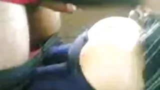 Un compagnon habile sur un canapé en cuir blanc baise une belle femme à la chatte poilue et plonge son Kukan dans son trou le plus profondément possible. Le mec pompé aimait s'accoupler passionnément, alors avec plaisir il a mis une femme élancée sur un tonneau et s'est attaché à elle par derrière. Avec un phallus rouge, elle a trouvé l'entrée de ses seins séduisants et a commencé à le baiser avec enthousiasme. La fille ressentit des sentiments indescriptibles de ces griffes et gémit langoureusement. Pour jouir au plus vite, elle se femme mature en nuisette frottait intensément la chatte avec ses doigts.