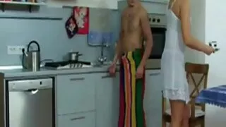 Sans aucune conscience, la femmes mures en bas plantureuse Se succhia suce le pénis et au bout d'un moment reçoit une portion de sperme nourrissant et blanc comme neige sur le joli visage.