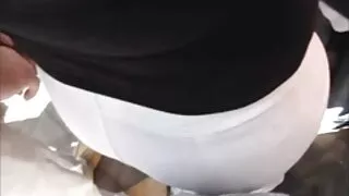 Un mec aux cheveux blancs femme mature chaude audacieux baise une fille sur le w