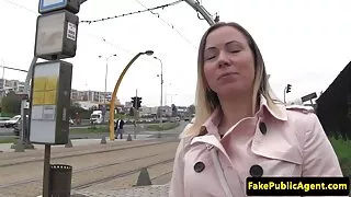 Il a mis une main Se belle femme mature se dans le trou du cul pendant qu'il se détendait sur le lit. La femme elle-même ne sait pas pourquoi elle aime tant l'anulingus, car ce n'est pas un comportement féminin naturel.
