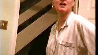 Invitant une salope sophistiquée chez elle, un homme adulte et expérimenté lui a enfoncé une bite dans le cul et l'a baisée avec confiance. Pepper vulgaire a longtemps pensé au sexe dans le cul et a décidé de trouver une fille digne de cette leçon, qui l'a femmes matures et infideles une fois accidentellement attrapé dans une boîte de nuit, où pepper se rendait régulièrement. En conséquence, son boulon dépassant de lui-même, le paysan entreprit élégamment d'insérer ses seins dans le Joli cul et de profiter de ce rapport sexuel obscène, à la fin duquel du sperme était tiré de son tambourin sous pression.