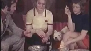 Un beau cobo Elle a encadré la crosse sur une petite chaise avec un dossier confortable dans le coin cuisine. femmemuresex