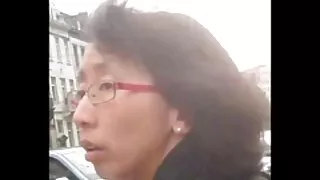 Sans perdre un temps précieux, une infirmière vigoureuse en uniforme chevauche un sapin de Noël et essaie en femme mûre sexy même temps de frotter son clitoris pour obtenir un double buzz.