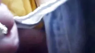 La jeune fille fraîche s'est détendue très, très, après quoi elle femme mature bourgeoise s'est retrouvée sur une grosse bite de cheval. Elle s'est bien détendue d'un sexe aussi amusant avec lui sur le lit.
