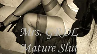 Une charmante femme mûre x fille aux grands yeux noirs suce une bite poilue et lèche sa langue errante jusqu'à ce que tout le sperme lui tire dessus.