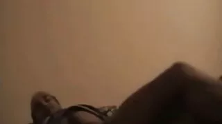 L'homme a connu une passion et une excitation extraordinaires à la suite d'une fellation, alors il a nakonchal avec des yeux étroits dans la bouche, après avoir effectué une aspiration de première classe à vieille mature sexy son organe sexuel.