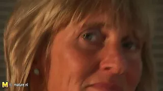 La fille prévoit mature nue amatrice de venir le plus tôt possible et jouit d'une forte trompe qui, après léchage, pénètre directement dans sa chatte huilée et humide.