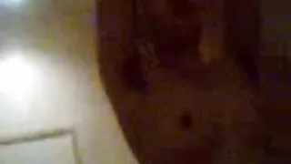 Sur un grand lit, il pétrit élégamment une Jolie blonde maigre avec une bite. Une belle fille en robe de chambre rose a rencontré sa bien-aimée et a remarqué qu'il aimait ce qu'elle était. La fille a emmené le monsieur dans la cuisine, elle voulait faire du café, mais n'a pas réagi, a continué femme mûre sexy à regarder et à évaluer sa silhouette. Bientôt, la tension sexuelle était si forte et si juteuse que le mec a cessé de contrôler la situation, tout lui a sauté des mains, s'est détaché et a baisé avec elle pour la gloire.