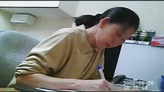 Le mec a eu de la chance et a baisé une fille aux gros seins dans la chatte dans la rue. Un homme s'est promené seul dans la ville le soir et a vu une très jolie brune solitaire aux formes courbes, et sans perdre de minutes, est immédiatement allée à sa rencontre. La fille n'était pas non plus opposée à une telle connaissance, après une courte conversation, le gars a offert à la salope du sexe extrême ici dans la rue, ce à quoi, après avoir réfléchi brièvement, la dame a accepté. Enlevant tous ses vêtements et les mettant dans la rue, l'homme s'est mis au travail et a profité d'un merveilleux sexe sous le lesbienne mure ciel nocturne.
