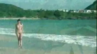 Le professeur musclé était un peu mécontent des résultats scolaires de cette fille, alors il a baisé l'écolière femme mure suce au bureau et a décemment serré sa fente affamée.