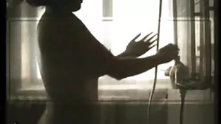 Avec un pénis pointu, un femme mure seins farceur se mart martèle une casquette dans la cuisine, elle n'est pas elle-même issue de la copulation sauvage et de ce qu'elle a dû ressentir pendant ce sexe.