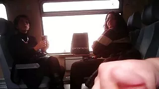 Cette passionnée de hahal a été baisée durement sur le lit maintenant parce qu'elle s'est avérée être sa douce salope. L'homme d'affaires gonflé voulait tellement se détendre qu'il a décidé de commander une pute coquine à la maison. Il était très intéressé par ce qu'elle serait, alors il s'est allongé sur le canapé et a juste fantasmé. Il y avait beaucoup de photos dans ma tête, mais je ne l'avais pas prévu de manière aussi extravagante et unique. Dans femme mature seins une prostituée élégante, il aimait tout, de la silhouette aux tatouages et à la couleur des cheveux inhabituelle.