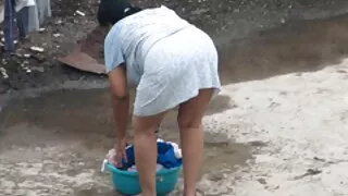 Une blonde appétissante a ramené à la maison un Asiatique femme mature a poil pour vérifier ce qu'il y a au lit. La chienne s'est immédiatement déshabillée et a commencé à la sucer. Une minute plus tard, il a serré ses tampons et a pénétré la fente en parallèle.