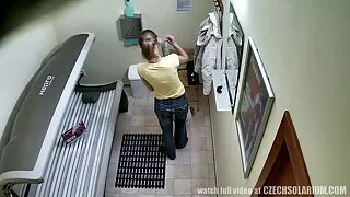 Un homme qui pratique la baise BDSM se masturbe avec une femme attachée avec sa capuche insatiable et lui met un gode noir au fond d'elle, femme mure poilue délivrant ainsi des sensations épicées.
