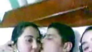 Dans un luxueux complexe hôtelier coûteux, un homme riche a rencontré une belle bête, il n'a pas eu à essayer femme black mure pendant longtemps d'avoir des relations sexuelles avec une chienne glamour, car elle lui était déjà proche. L'homme s'amusait beaucoup avec tout ce qu'il faisait, il était saturé de poussin, de son corps, de mouvements, d'érotisme. La belle artisane changeait constamment de pose pour ravir le poivre du Seigneur bombé avec de plus en plus de nouvelles sensations. Il ne se souvenait pas combien de fois cela s'était terminé aujourd'hui, mais il savait avec certitude qu'il était prêt à la baiser régulièrement.