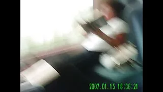 Dans une chambre avec un large berceau, il y a un femme mature docile sexe vigoureux de partenaires tatoués, qui commence par une fille avec appétit suçant l'arc d'un homme.