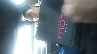 L'homme s'est rapidement orienté et a baisé la salope de bureau en bas noirs femme mature creampie et a joyeusement irrigué son joli trou vaginal avec du sperme nourrissant.