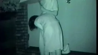 La jeune fille aimait beaucoup son petit ami pour la profonde tendresse à femme mature dans les bois son égard, qu'il montrait lors des rapports sexuels, lorsqu'il lui léchait le vagin, et n'hésitait pas non plus à traiter le chocolat anal avec sa langue. Le plus souvent, avant une baise franche, la fille se levait avec un cancer et baissait la tête sur le canapé, et le mec pouvait passer ses lèvres le long de son entrejambe pendant longtemps. Quand lar arva sentit qu'elle ne pouvait plus se retenir, elle fit un signe et reçut une bite bossue dans le trou anal. La fille aime tellement le sexe qu'elle donne même l'ordre au partenaire de ne pas se précipiter vers l'orgasme et de prolonger le plaisir.
