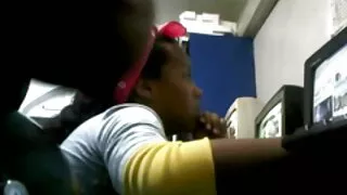 Il se débarrasse des choses lors d'un baiser, puis entre activement femmes mure dans le cul d'une belle bête. Il se lève et détend complètement l'ouverture anale.
