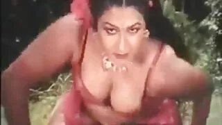 Putain de fille autonome, laissée seule avec elle-même, se baise fantastiquement ingénieusement trou après trou à l'aide de doigts et de godes de taille énorme. On voit qu'elle a une expérience unique dans cette douce activité, et elle n'est mature nue avant apres pas du tout gênée par le manque d'un bon ami combattant. Le fait est que plus d'une fois, elle s'est assurée d'un certain avantage du sexe sans mec, lorsque ses doigts trouvent sans équivoque avec précision et caressent délicieusement les endroits les plus sensibles de son corps luxueux.