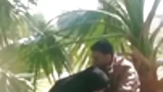 Un mec lubrique a organisé un fist anal dur pour son élu bien-aimé, dont il a toujours rêvé. La fille était tellement excitée par le désir de venir du Fist dans le cul que sa luxure n'avait pas de limites, elle regardait constamment une variété de vidéos, lisait des tonnes d'informations et disait au gars comment tout cela devait être confondu. Il n'écoutait pas particulièrement ses paroles, car il était tendu par cet exploit, il ne pouvait pas être satisfait du fait qu'il fallait insérer sa main dans le trou du cul de sa bien-aimée. Bien sûr, elle n'a pas reculé, femme mature docile et sous la forte pression, le gars a dû le faire.