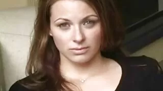 La femme mure chaude maîtresse s'est bien jetée avec une pointe sur le pénis et, sans cacher sa luxure, a commencé à sauter dessus pendant longtemps puis à sucer profondément, léchant les restes du sperme qui a fui.