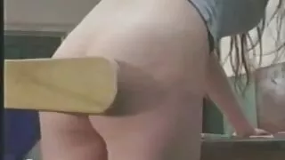 La belle beauté blonde est coquine avec des hommes assertifs femme mature toute nue pour obtenir un orgasme incroyable. Elle écarte joyeusement les jambes et prend des bites dans deux trous à la fois.