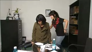 Il s'est avéré que trois princesses orientales tres belles femmes matures touchaient simultanément un petit membre chinois, mais personne n'a décidé de s'asseoir dessus, car le calibre était trop insignifiant.