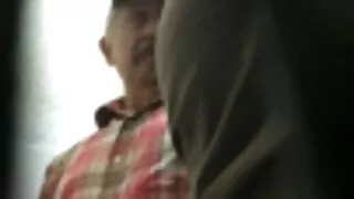 La Japonaise joue avec son clitoris avec tellement d'enthousiasme qu'elle n'a même pas remarqué comment femme mature en action les voisins frappaient à sa porte. Maintenant, la jeune femme est complètement concentrée sur elle-même.