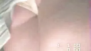 Une élégante fille blonde au cul ferme et aux gros seins est l'objectif principal des hommes de toute la ville, mais elle aime la pénétration profonde effectuée uniquement par un être cher. Ce chanceux femme mature poilue a volontiers une star du porno chez lui et la fille ne fournit toujours que des services intimes de haute qualité. Elle est prête à tout pour le bien de son amant, sa bouche magnifique avale profondément la bite, lui colle la joue, puis une blonde sensuelle s'assoit sur une énorme bite. Et l'homme continue à copuler jusqu'à la fin.