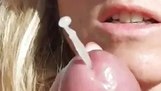 La dame excitée touche un gros trou et est très excitée par la pénétration. Elle regrette qu'il n'y ait pas d'homme autour, mais maintenant il n'y a femme mûre faisant l amour plus rien à réparer.