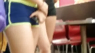 Une belle blonde avec de belles nattes reste seule avec le professeur d'études sexuelles et reçoit une leçon pratique de sa part. Tout d'abord, la fille s'entraîne à sucer le pénis artificiel en latex d'un homme, puis s'exerce sur un vrai pénis. Après avoir effectué une belle pipe douce au professeur, elle l'excite décemment puis est remplacée par un cancer. Dans son grosse femme mure nue trou vaginal, la princesse blonde a permis d'insérer une bite chaude et de la clouer vigoureusement, ainsi que de drainer tout le sperme à l'intérieur.