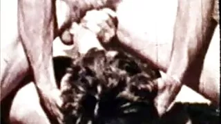 Il s'est avéré qu'un homme fort ne prend pas du tout la peine de plaisanter, alors avec un tel enthousiasme, il baise sa pisse entre ses femme mature sexy nue seins et insère enfin un pénis dans sa chatte.