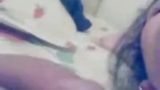 Une jolie bête aux belles et longues jambes a d'abord montré d'énormes seins dans sa chambre, puis est descendue dans le salon et les a de nouveau démontrés. La fille elle-même était consciente que ses tampons ma femme mure étaient parfaits, mais ils ne lui sont pas apparus dès la naissance, il est clair qu'une équipe incroyablement expérimentée de chirurgiens coûteux a créé de si belles sœurs. Puisque le mari de cette fille est millionnaire, elle pourrait se permettre une telle tournure des événements et des réalisations, car pour réaliser n'importe quel rêve, elle n'a besoin que d'un seul désir et c'est tout.