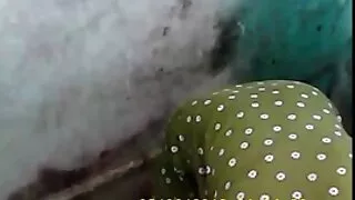 Le beau-fils à un rythme effréné avec une tige lourde amène la belle-mère au lit à un orgasme intense, car elle dormait complètement nue. D'un spectacle aussi vulgaire, le mec a immédiatement une forte convoitise, qui ne peut être éliminée qu'en rainurant l'entrejambe de la femme. Heureusement, sa chatte est très chaude du sommeil, et la salope elle-même ne prend pas la peine de prendre une bite dans sa bouche, tellement la mortaise est incroyable. Les partenaires organisent une véritable folie au lit, dont le but principal est d'obtenir un orgasme vertigineux. Cependant, la chienne a femme mure a gros seins aussi besoin de sperme, puisqu'elle a été forcée de baiser!